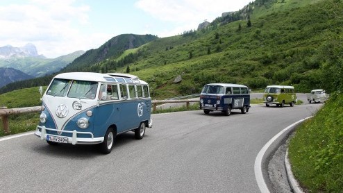 De vrijbuiter van Volkswagen is zestig geworden. Volkswagen heeft het jubileum van de Camper in konvooi gevierd. Eindbestemming? Het Italiaanse Verona, nabij het Gardameer.