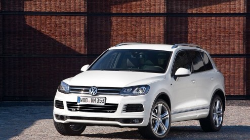 Volkswagen past het leveringsprogramma van de Touareg in Nederland aan. De luxe SUV is er voortaan alleen nog met een V6 TDI of als Hybride. Nieuw is ook het R-Line uitrustingsniveau. Prijzen beginnen