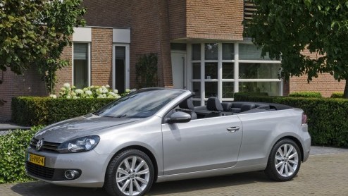 Omdat het lente is mag het dak er af, moeten ze bij Volkswagen gedacht hebben. Daarom komen onze oosterburen met een gunstige prijsstelling voor de Golf cabrio. Beschikbaar in diverse motoriseringen i