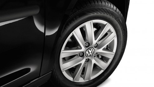 Volkswagen viert 65 jaar Transporter en trakteert op korting en een actiemodel. Zo is de Volkswagenbus er al speciale 65 Edition uitvoering en biedt de importeur 65 dagen lang 65% korting op actiepakk