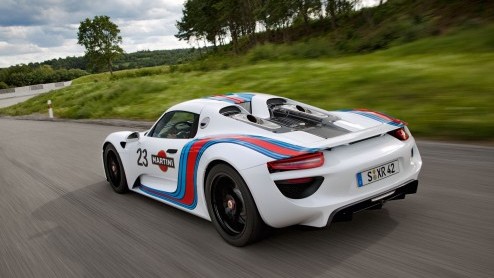 Porsche is druk in de weer met de 918 Spyder en heeft  zolang het nog kan  een prototype naar de Nordschleife gestuurd voor testritten. Om historisch verantwoord op te vallen is het exemplaar uitgev
