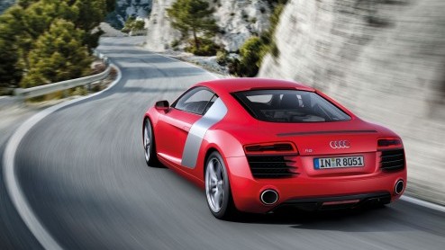 Zoals verwacht heeft Audi een facelift voor de R8 voorbereid. De supersportwagen is optisch bijgewerkt, heeft standaard LED-koplampen en krijgt de beschikking over S tronic. Nieuw in de gelederen is d