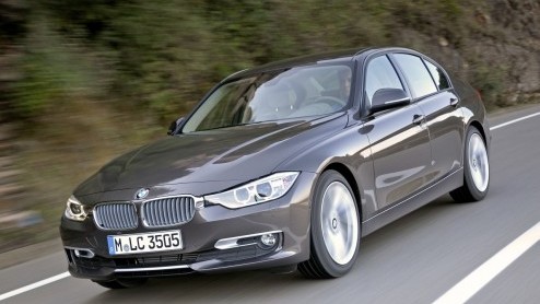De nieuwe BMW 3 Serie belooft een goed nieuws show te worden dankzij innovatieve moderne snufjes, nog zuiniger motoren en meer interieurruimte. Grote vraag is nu hoe de F30-generatie zich op de weg