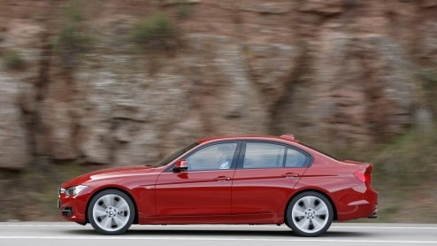 De nieuwe BMW 3 Serie belooft een goed nieuws show te worden dankzij innovatieve moderne snufjes, nog zuiniger motoren en meer interieurruimte. Grote vraag is nu hoe de F30-generatie zich op de weg