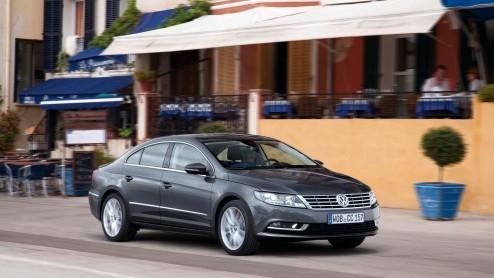 Vanaf april staat de vernieuwde Volkswagen CC bij de dealer. Daarom maakt de importeur alvast de prijzen bekend. De vierdeurscoup  vanaf nu zonder modelnaam Passat  wordt leverbaar vanaf 38.960 e