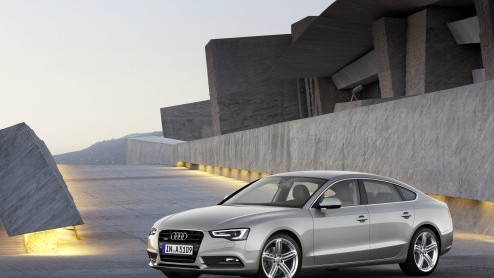 Audi pakt door. Na de komst van de nieuwe A6 is het nu de beurt aan de vernieuwde A5 en S5. Het duo is door een facelift optisch strakgetrokken en tot 22% zuiniger. De 1.8 TFSI valt zelfs in de 20% bi