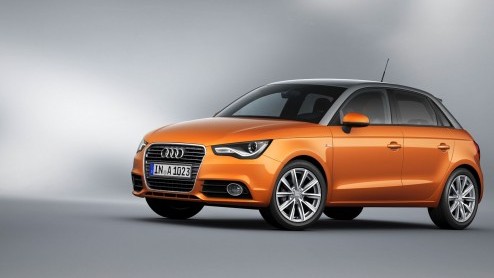 Hij is nu helemaal officieel: de Audi A1 Sportback. Deze nieuwe vijfdeursvariant wordt geleverd met twee zitplaatsen achterin en mag als eerste rekenen op een 1.4 TFSI met cilinderuitschakeling.