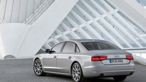 Het vlaggenschip van Audi krijgt een nieuwe achtcilinder, en niet zomaar eentje. De vertrouwde 4.2 FSI wordt opgevolgd door de 4.0 TFSI quattro met meer vermogen en een lager verbruik.