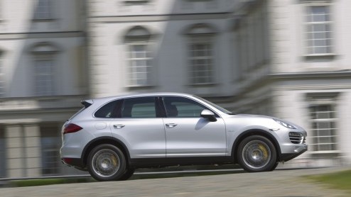 De drieliterdiesel van de Porsche Cayenne is vanaf nu verder verfijnd. Het blok kreeg er vijf pks bij en maakt de Cayenne niet alleen sneller, maar ook zuiniger. Ook de Cayenne S Hybrid wint aan effi