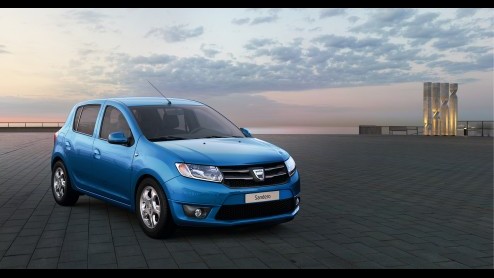 Eind deze maand gaan we kennismaken met de nieuwe Dacia Logan en Sandero. Van die laatste zijn zojuist de prijzen vrijgegeven; de nieuwe Sandero staat in december bij de dealer vanaf 10.990 euro en ko