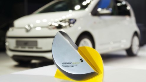 Meestal debuteren nieuwe luxe of veilige systemen in de grote modellen van een merk, om vervolgens later af te zakken naar de kleintjes. Bij het Volkswagen City Emergency Braking is dat precies anders