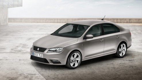 Het was een publiek geheim en nu officieel: de nieuwe Seat Toledo komt er aan. Net als de eerste generaties is de Spanjaard weer een sedan met een vijfde deur. Het duurt tot medio 2013 voordat hij bij