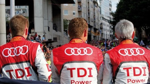 In de komende editie van Le Mans neemt Audi met in totaal vier LMP1-sportwagens deel. Twee autos zullen zijn voorzien van hybride-aandrijving. Audi Sport Team Joest zal in het nieuwe FIA-wereldkampio