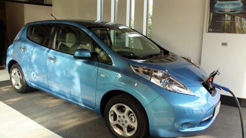 Nissan onthult een innovatief systeem waarbij de accu's van de Leaf elektriciteit aan het huishouden kunnen leveren. Het systeem maakt deel uit van Nissans plan om een emissieloze maatschappij te cre