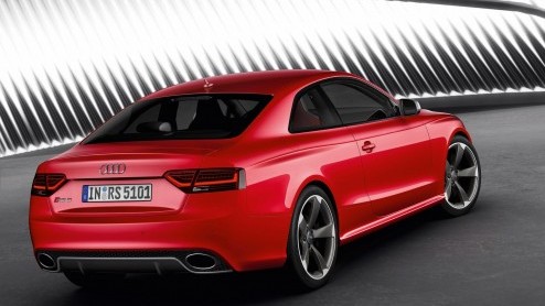 Met het faceliften van de Audi A5 is ook de RS5 meteen aan de beurt. Audis sportieve telg staat in vernieuwde outfit op de IAA met weer een 4.2 liter V8 die 450 pk buldert. Genieten!