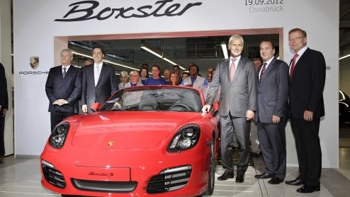Porsche is gestart met de productie van de nieuwe Boxster in de fabriek van Volkswagen. Nood breekt wet, want Porsches productielijn in Stuttgart draait al op maximale capaciteit voor de 911.