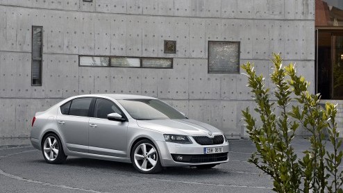 Zoals beloofd is de nieuwe Skoda Octavia vanaf vandaag officieel. De hatchback is wederom erg ruim maar bevalt nieuwe slimmigheden, veel veiligheidsvoorzieningen, is 100 kilo afgeslankt en nog zuinige
