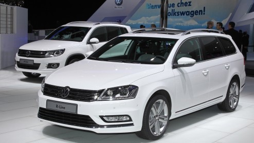 We hebben er al weer even geleden meer van gezien, maar vanaf nu is de Volkswasen Passat R-Line dan ook echt leverbaar. De prijs van deze sportief getinte uitvoering start bij 37.450 euro, want er zij