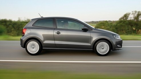 Volkswagen herziet de prijskaartjes van de Polo. De instapper 1.2 12V Easyline is er voortaan vanaf 12.490 euro terwijl de Polo BlueMotion nu 16.190 euro kost. Diverse uitvoeringen krijgen er tegelijk
