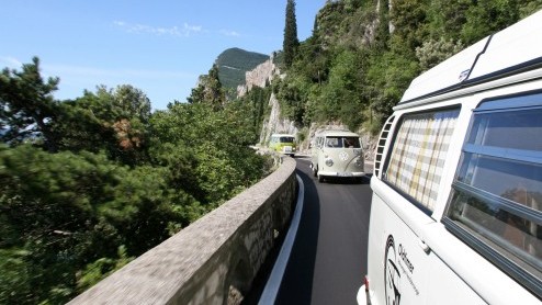 De vrijbuiter van Volkswagen is zestig geworden. Volkswagen heeft het jubileum van de Camper in konvooi gevierd. Eindbestemming? Het Italiaanse Verona, nabij het Gardameer.