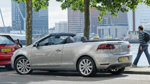Omdat het lente is mag het dak er af, moeten ze bij Volkswagen gedacht hebben. Daarom komen onze oosterburen met een gunstige prijsstelling voor de Golf cabrio. Beschikbaar in diverse motoriseringen i