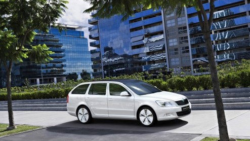 Skoda heeft tijdens een groen congres in Praag de Octavia Green E Line gepresenteerd. Deze Octavia Combi is elektrisch aangedreven en komt met lithium-ion accus maximaal 150 km ver. Later dit jaar 