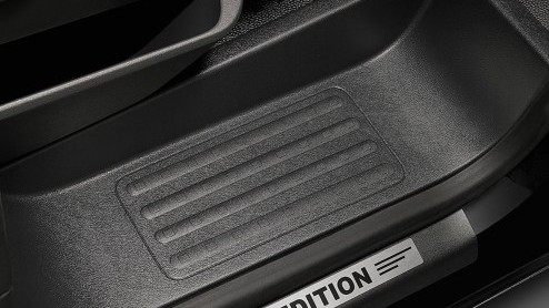 Volkswagen viert 65 jaar Transporter en trakteert op korting en een actiemodel. Zo is de Volkswagenbus er al speciale 65 Edition uitvoering en biedt de importeur 65 dagen lang 65% korting op actiepakk