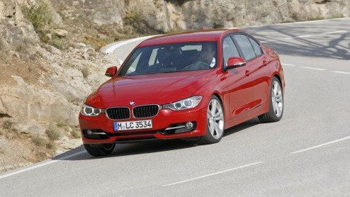 BMW heeft de prijzen van de nieuwe 3 Serie paraat. Vanaf februari volgend jaar is de sedan er vanaf 35.900 euro. Samen met de gelijk geprijsde dieselinstapper 316d en de 320d EfficientDynamics Edition