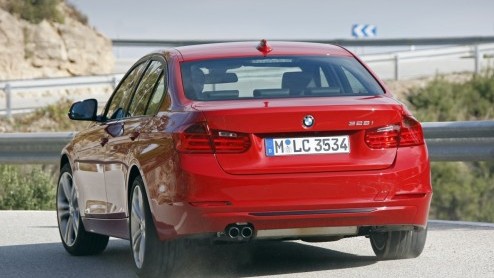 De nieuwe BMW 3 Serie belooft een goed nieuws show te worden dankzij innovatieve moderne snufjes, nog zuiniger motoren en meer interieurruimte. Grote vraag is nu hoe de F30-generatie zich op de weg