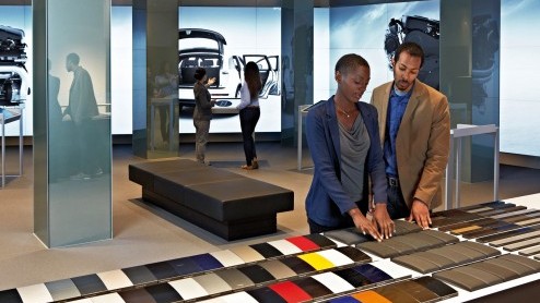 Audi heeft een digitale showroom geopend in het hartje van Londen. In de relatief kleine ruimte wordt daar het volledige modellenprogramma digitaal gepresenteerd. De komende jaren komen er nog meer cy