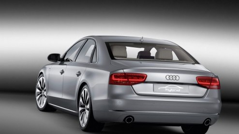 Audi neemt naast de RS3, nieuwe A6 en A7 de A8 Hybrid mee naar de AutoRAI. De ultieme spaarlimo met 2.0 TFSI benzine en een elektromotor verbruikt slechts 6.2l/100km en kan korte afstanden ook volledi