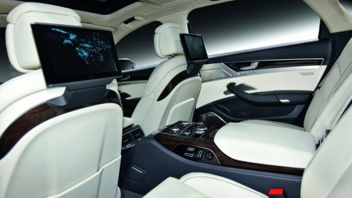De Audi A8 en R8 zijn tijdelijk leverbaar in de superluxe exclusive-uitvoering. De limousine heeft de Pro Line plus-uitvoering als basis, verrijkt met 20 inch wielen en Valcona-leder. De Audi R8 Spyde