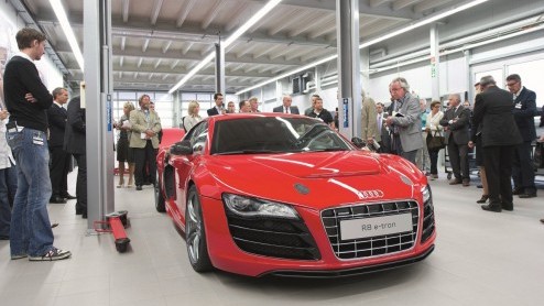 Dat Audi de R8 e-tron medio 2012 in beperkte serieproductie zou nemen was al bekend. De Duitsers laten vandaag weten de volledig elektrische sportwagen in de fabriek te Neckarsulm te gaan bouwen.