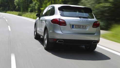 De drieliterdiesel van de Porsche Cayenne is vanaf nu verder verfijnd. Het blok kreeg er vijf pks bij en maakt de Cayenne niet alleen sneller, maar ook zuiniger. Ook de Cayenne S Hybrid wint aan effi