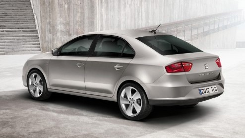 Het was een publiek geheim en nu officieel: de nieuwe Seat Toledo komt er aan. Net als de eerste generaties is de Spanjaard weer een sedan met een vijfde deur. Het duurt tot medio 2013 voordat hij bij
