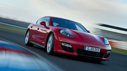 Tijdens de start van Autosalon van Genve op 6 maart beleeft de Porsche Boxster zijn werelddebuut. Ook wordt de Porsche-stand gevuld met een duo dat voor het eerst in Europa te zien is; de Panamera GT
