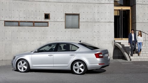Zoals beloofd is de nieuwe Skoda Octavia vanaf vandaag officieel. De hatchback is wederom erg ruim maar bevalt nieuwe slimmigheden, veel veiligheidsvoorzieningen, is 100 kilo afgeslankt en nog zuinige