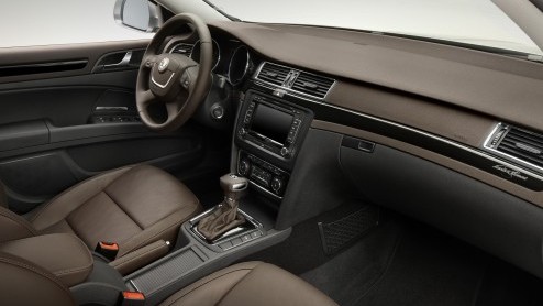 De Skoda Superb Elegance wordt nog luxer, mooier en exclusiever met het nieuwe design pakket Laurin & Klement. Dit design pakket is er voor de Hatchback en Combi kent een meerprijs van krap 8000 euro.