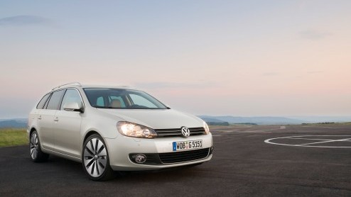 Tijdelijk levert Volkswagen de Passat, Golf Variant en Jetta ook als Executive Line. Dit zijn uitvoeringen met extra luxe (waaronder navigatie en parkeersensoren) waarvoor je slechts een fractie van d