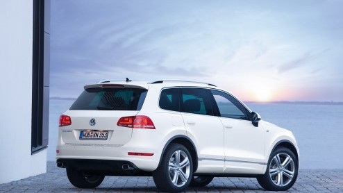 Volkswagen past het leveringsprogramma van de Touareg in Nederland aan. De luxe SUV is er voortaan alleen nog met een V6 TDI of als Hybride. Nieuw is ook het R-Line uitrustingsniveau. Prijzen beginnen