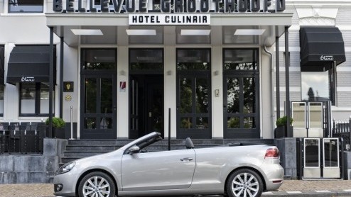 Omdat het lente is mag het dak er af, moeten ze bij Volkswagen gedacht hebben. Daarom komen onze oosterburen met een gunstige prijsstelling voor de Golf cabrio. Beschikbaar in diverse motoriseringen i