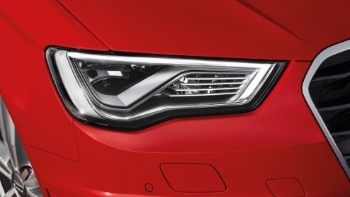 En dat is twee: de Audi A3 Sportback. Hij is ietsje groter dan zijn voorganger, biedt meer (bagage)ruimte maar is toch 90 kilo lichter. Voor het eerst is de wielbasis verlengd. Vanaf februari 2013 kom