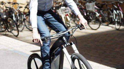 Het Duitse merk met de vier ringen gooit het even over een hele andere boeg: vier wielen en een motorblok worden ingewisseld voor twee wielen en trappers. Oke, en een elektromotor. De E-Bike is gebore