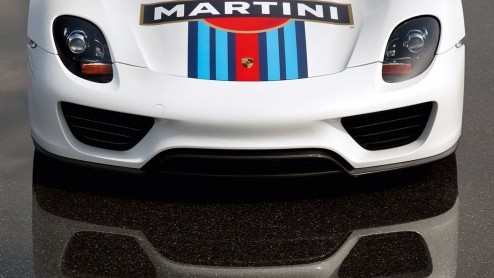 Porsche is druk in de weer met de 918 Spyder en heeft  zolang het nog kan  een prototype naar de Nordschleife gestuurd voor testritten. Om historisch verantwoord op te vallen is het exemplaar uitgev