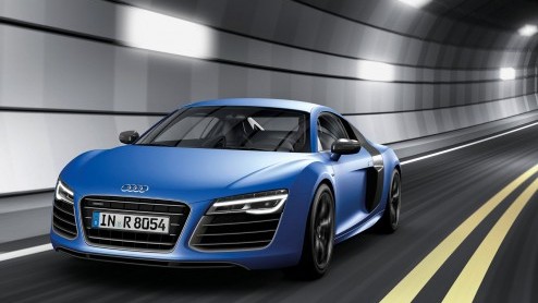 Zoals verwacht heeft Audi een facelift voor de R8 voorbereid. De supersportwagen is optisch bijgewerkt, heeft standaard LED-koplampen en krijgt de beschikking over S tronic. Nieuw in de gelederen is d