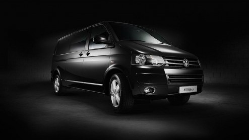 Volkswagen viert 65 jaar Transporter en trakteert op korting en een actiemodel. Zo is de Volkswagenbus er al speciale 65 Edition uitvoering en biedt de importeur 65 dagen lang 65% korting op actiepakk