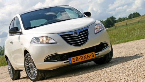 De nieuwe Ypsilon is Lancias nieuwste luxepaardje in de familie. Als vierde generatie heeft de compacte Italiaan een naam hoog te houden als het gaat om luxe en stijl. Hoe beleven we dat in de in de