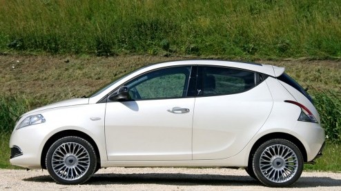 De nieuwe Ypsilon is Lancias nieuwste luxepaardje in de familie. Als vierde generatie heeft de compacte Italiaan een naam hoog te houden als het gaat om luxe en stijl. Hoe beleven we dat in de in de