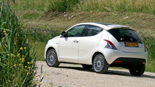 De nieuwe Ypsilon is Lancias nieuwste luxepaardje in de familie. Als vierde generatie heeft de compacte Italiaan een naam hoog te houden als het gaat om luxe en stijl. Hoe beleven we dat in de in de