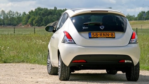 De nieuwe Ypsilon is Lancias nieuwste luxepaardje in de familie. Als vierde generatie heeft de compacte Italiaan een naam hoog te houden als het gaat om luxe en stijl. Hoe beleven we dat in de in de